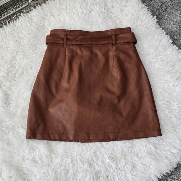 FOREVER 21 Women Faux Leather Brown Mini Skirt. Size Medium. New without tags. - Picture 3 of 7